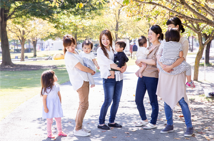 公園で雑談する主婦